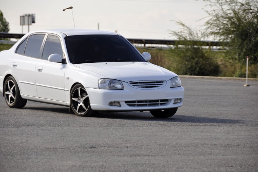 Hyundai Accent белый тюнинг