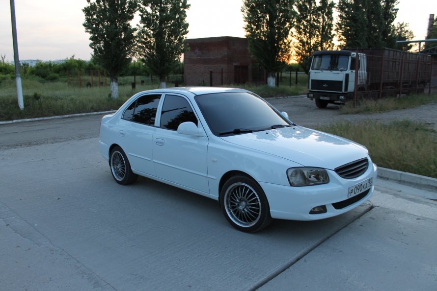 Hyundai Accent белый белый Hyundai Accent