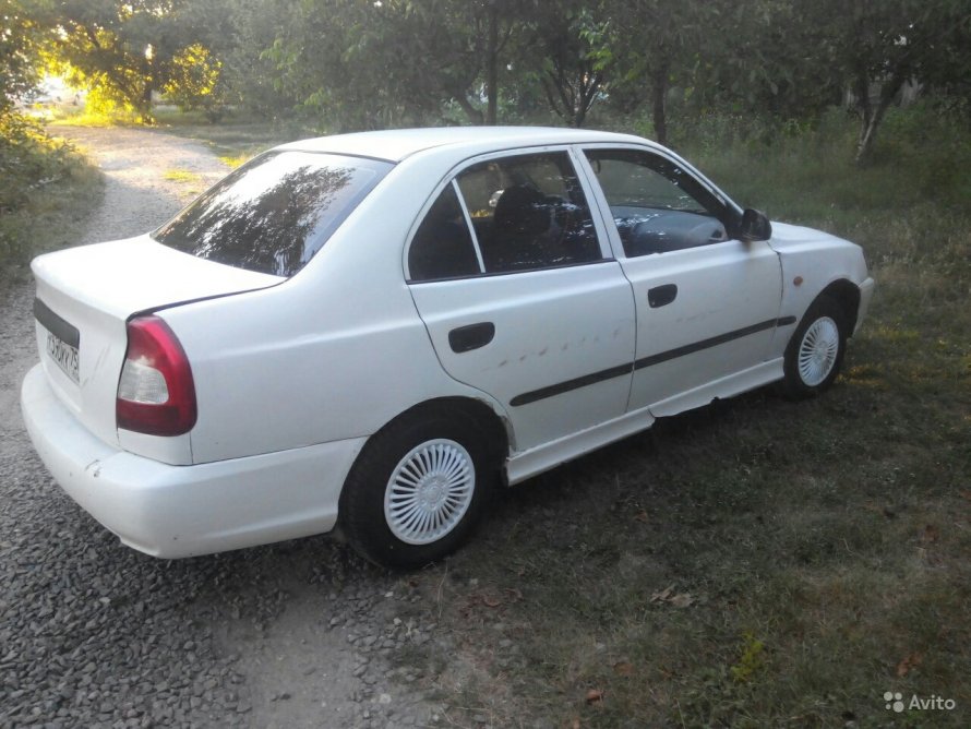 Белый Hyundai Accent седантрешлпрошрпшп