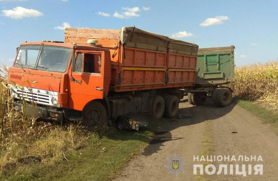КАМАЗ С прицепом в поле