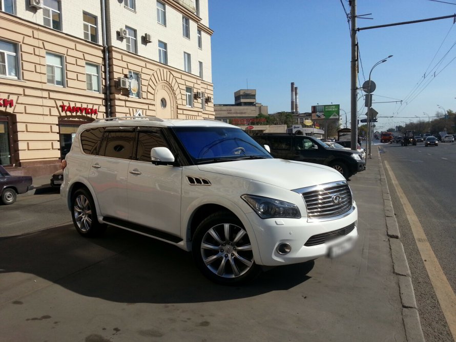 Белый Инфинити ку 56 2012