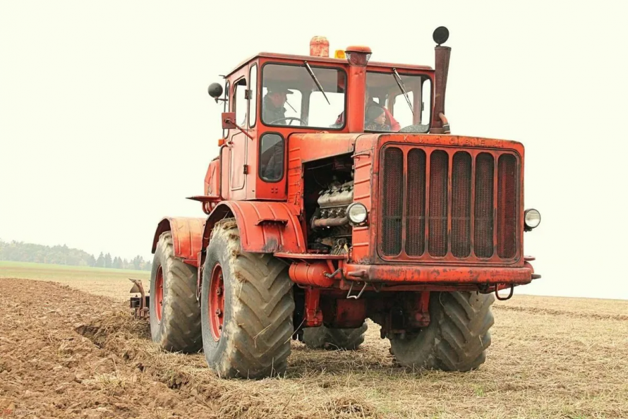 Трактор k-700 Кировец