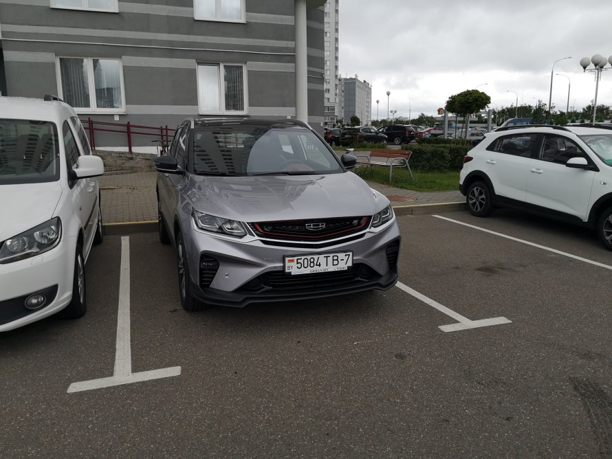 Geely Atlas черная крыша