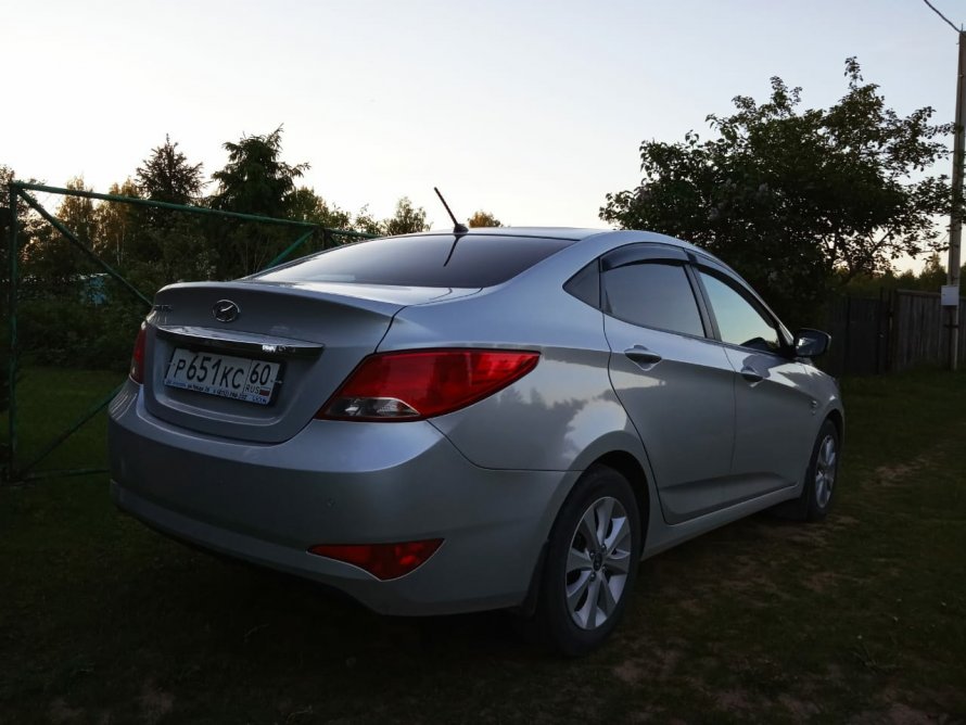 Hyundai Solaris серебристый