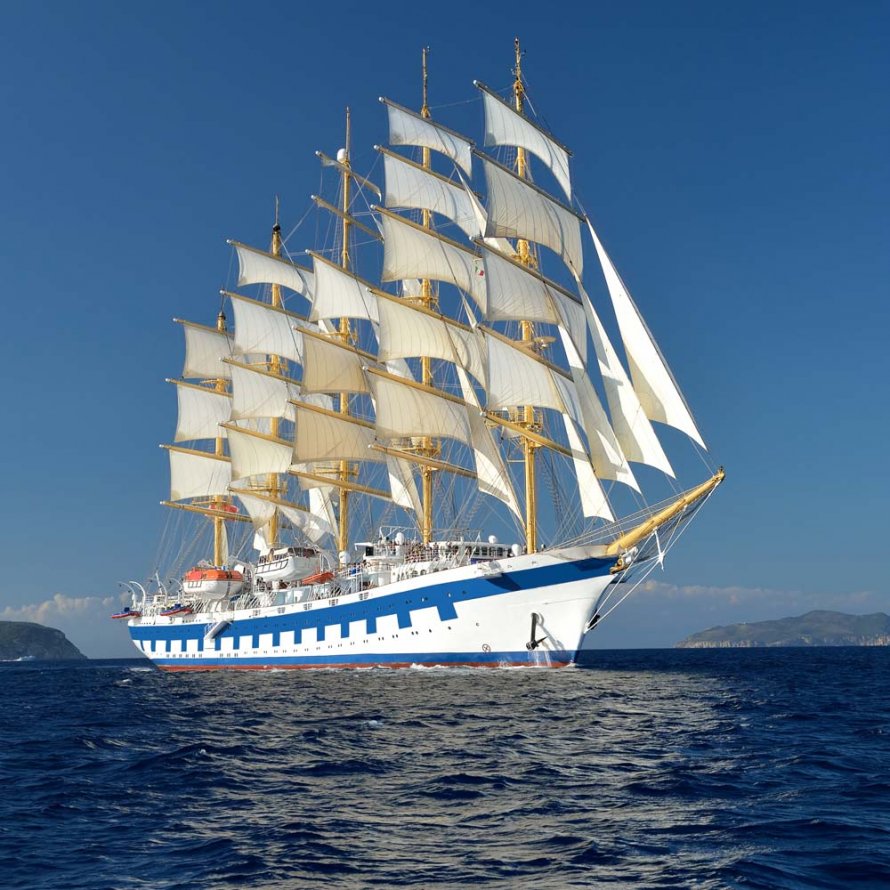 Корабль в море