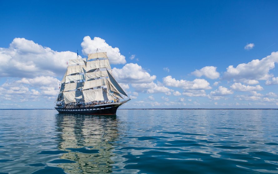 Парусник в море