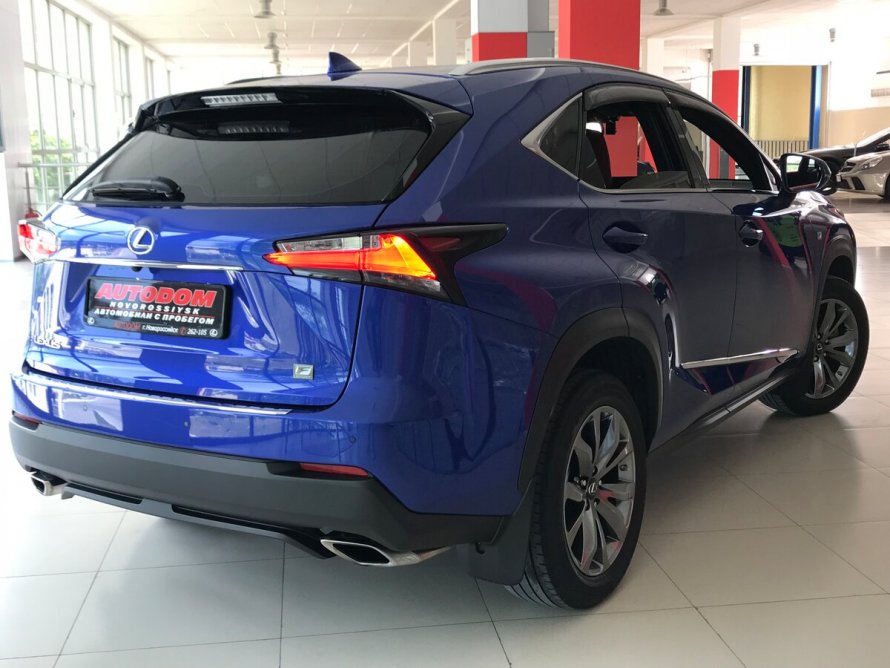 Lexus NX 200t красный