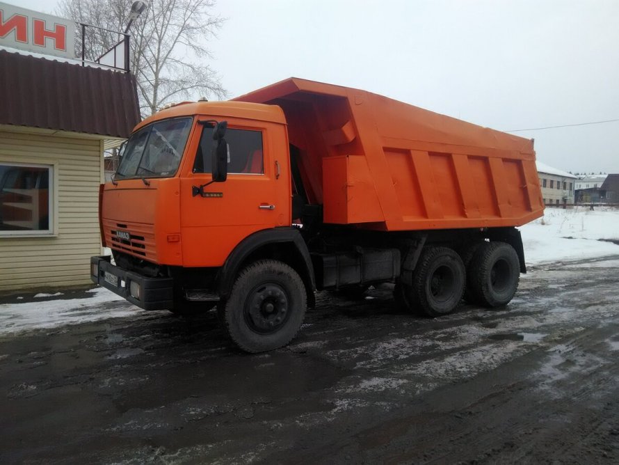 Оранжевый КАМАЗ мусоровоз