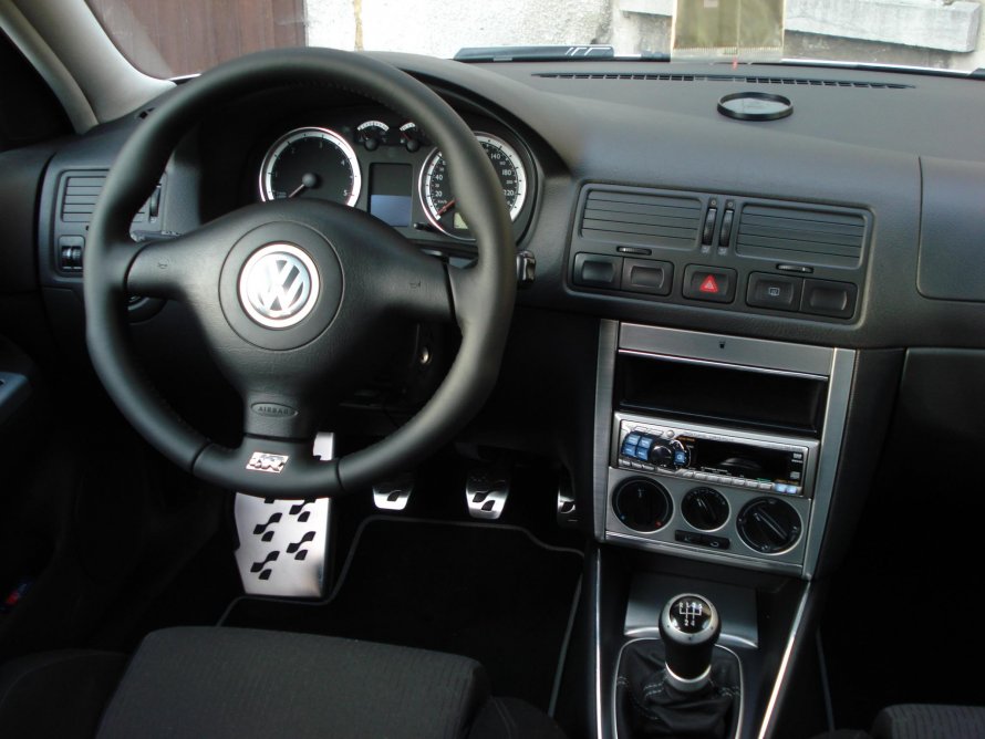 Golf 4 чёрный салон