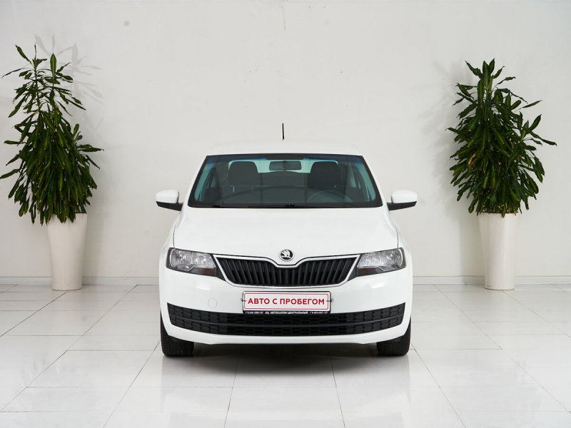 Skoda Rapid II (2020-Н.В.) на белом фоне