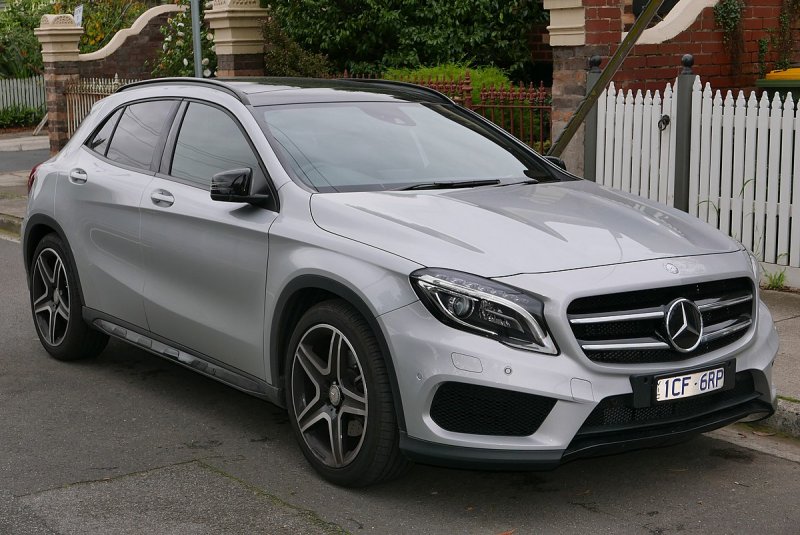 Mercedes GLA седан