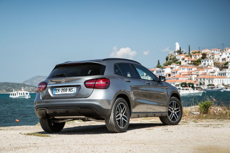 GLA 200 Mercedes седан