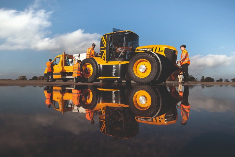JCB Fastrac самый быстрый трактор