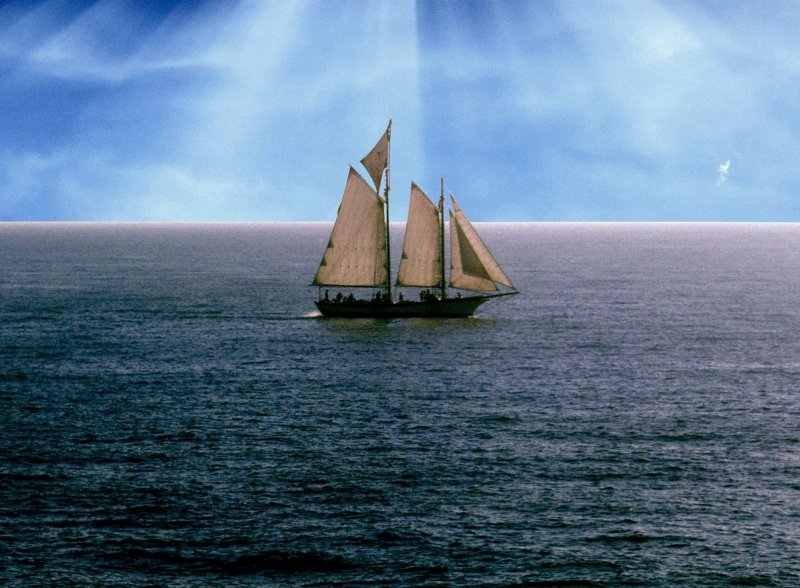 Шхуна в море