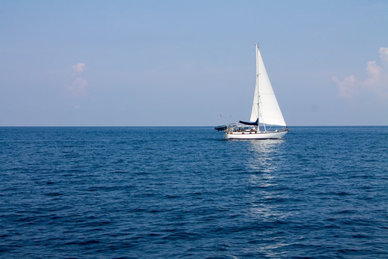 Парусник в море