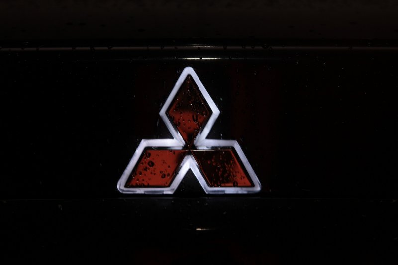 Подсветка логотипа Mitsubishi