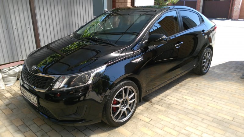 Kia Rio 4 черный r16