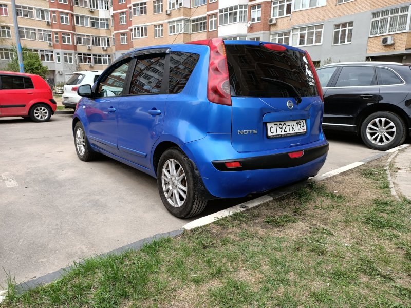 Синий Ниссан енот