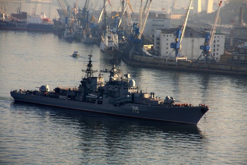 Флагман — Гвардейский ракетный крейсер проекта 1164 «Варяг».