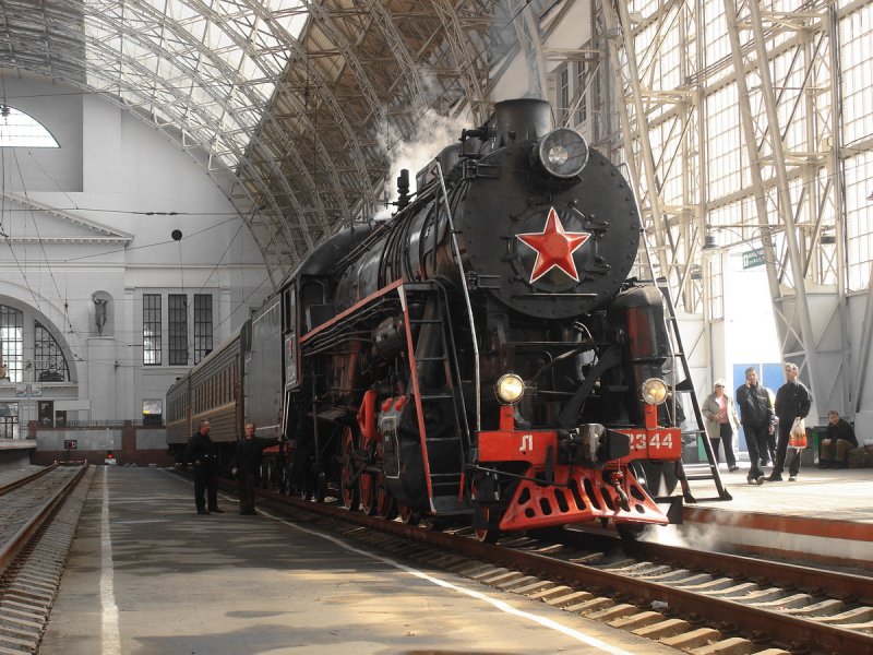 Ретро поезд. Паровоз на Киевском вокзале. Паровоз на белорусском вокзале. Ретро поезд с Киевского вокзала. Ретро паровоз в Москве.