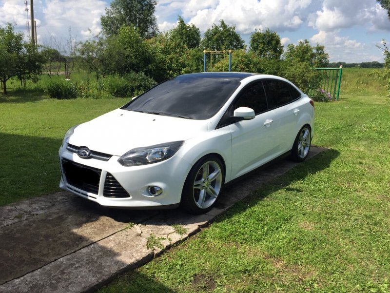 Ford Focus 3 белый седан на r17