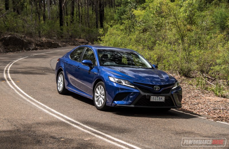 Спортивная синяя Toyota Camry 2018