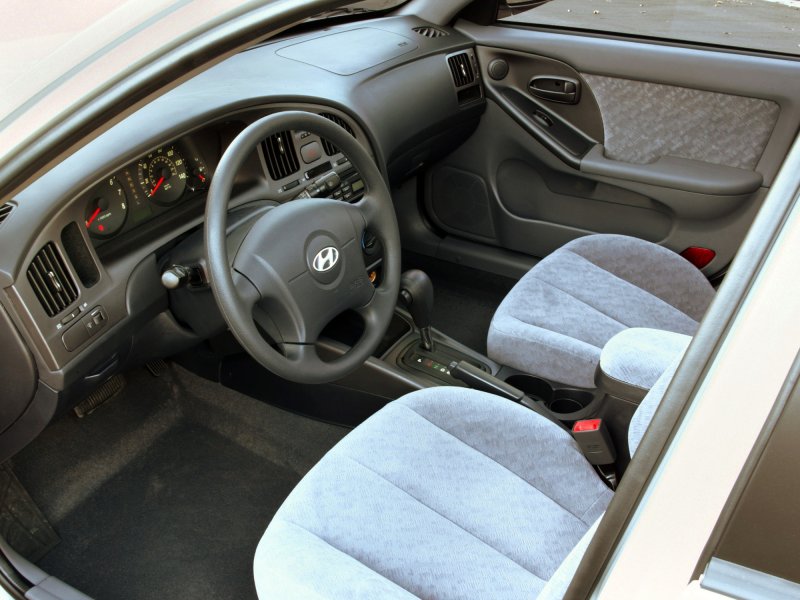 Hyundai Elantra 2005 1.6 салон