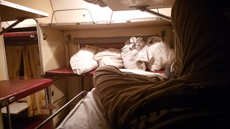 Поезд внутри плацкарт