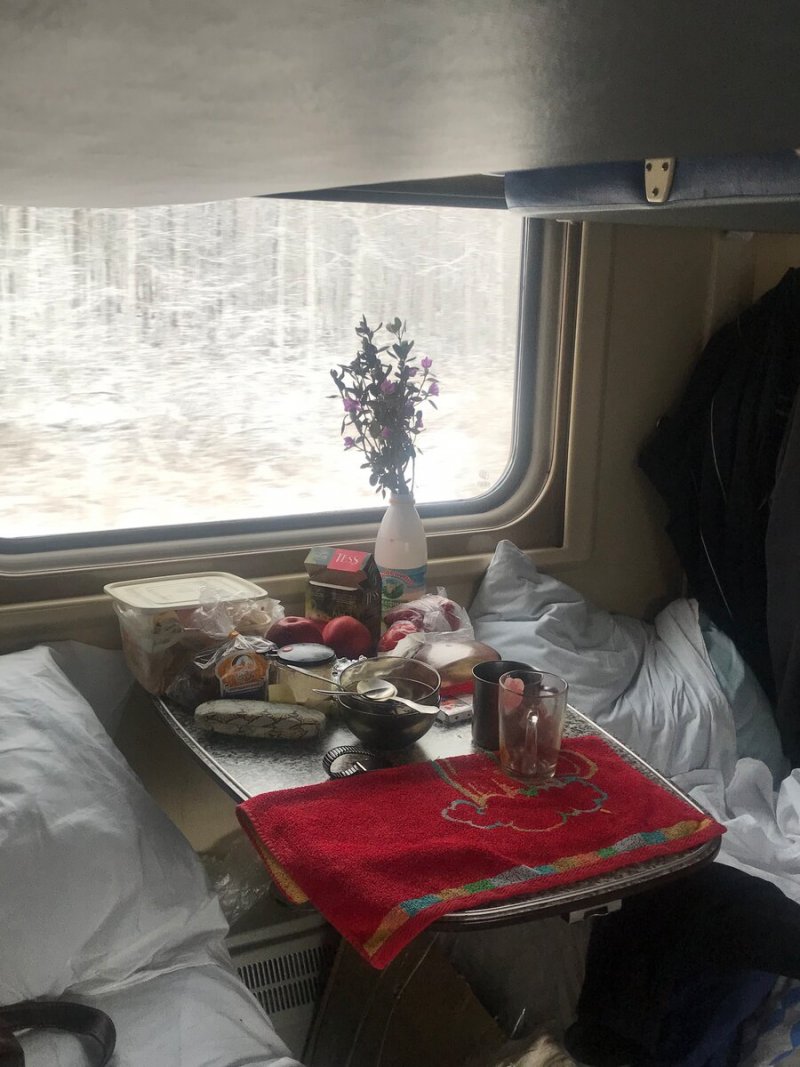 Полка в поезде