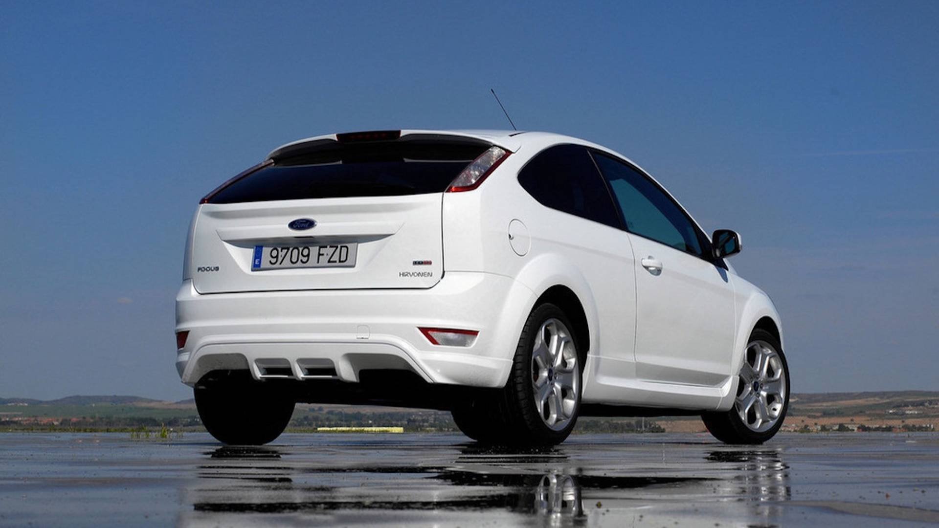 Белый форд. Hirvonen Ford Focus. Белый Форд фокус джип. Ford купе белый вид сзади. Пушкар Форд белый.