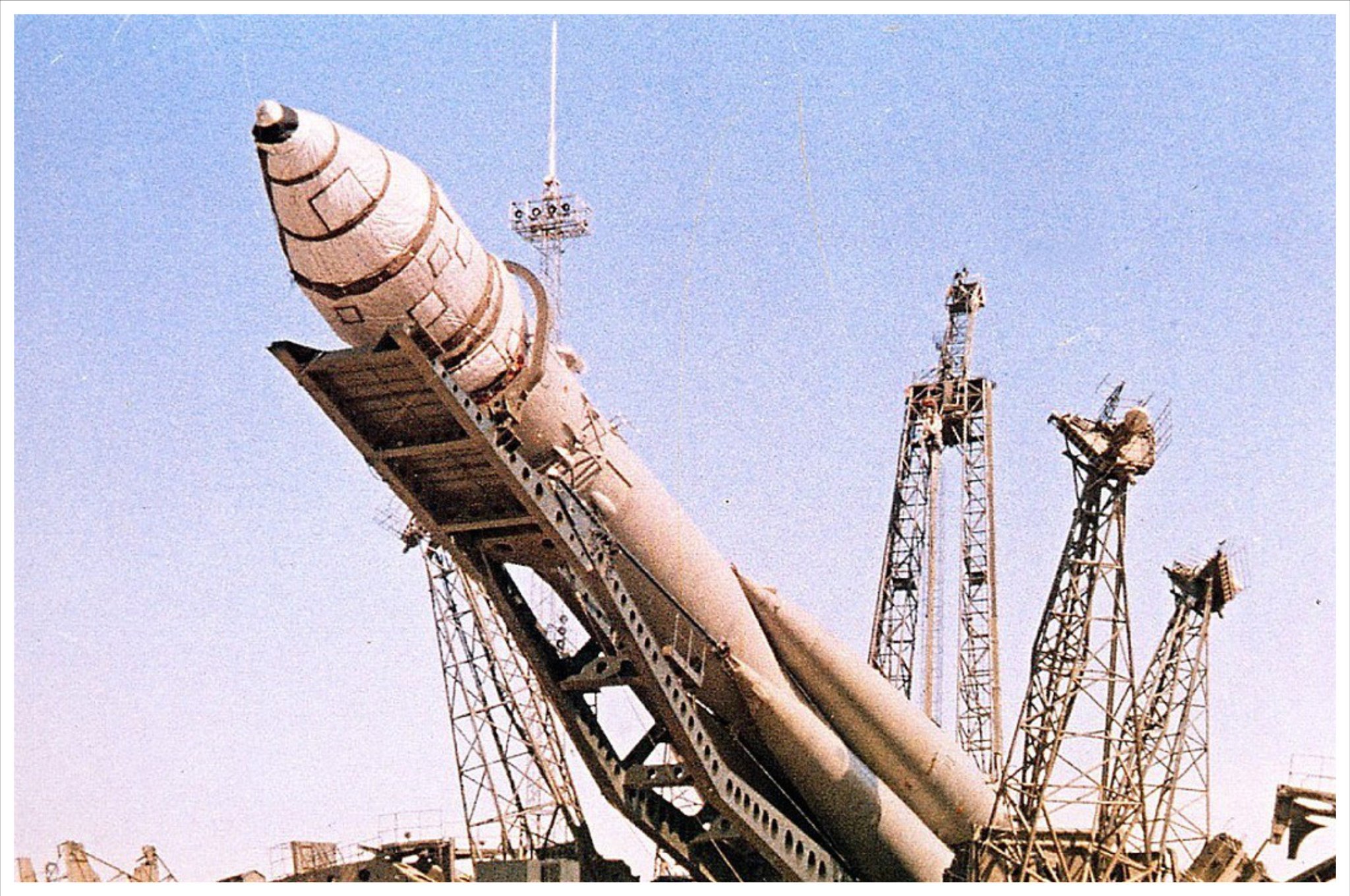 Первая ракета в космосе название. Байконур Восток 1 1961. Космический корабль Восток Юрия Гагарина 1961. Космический корабль Гагарина Восток 1. Байконур Восток 1 Гагарин.