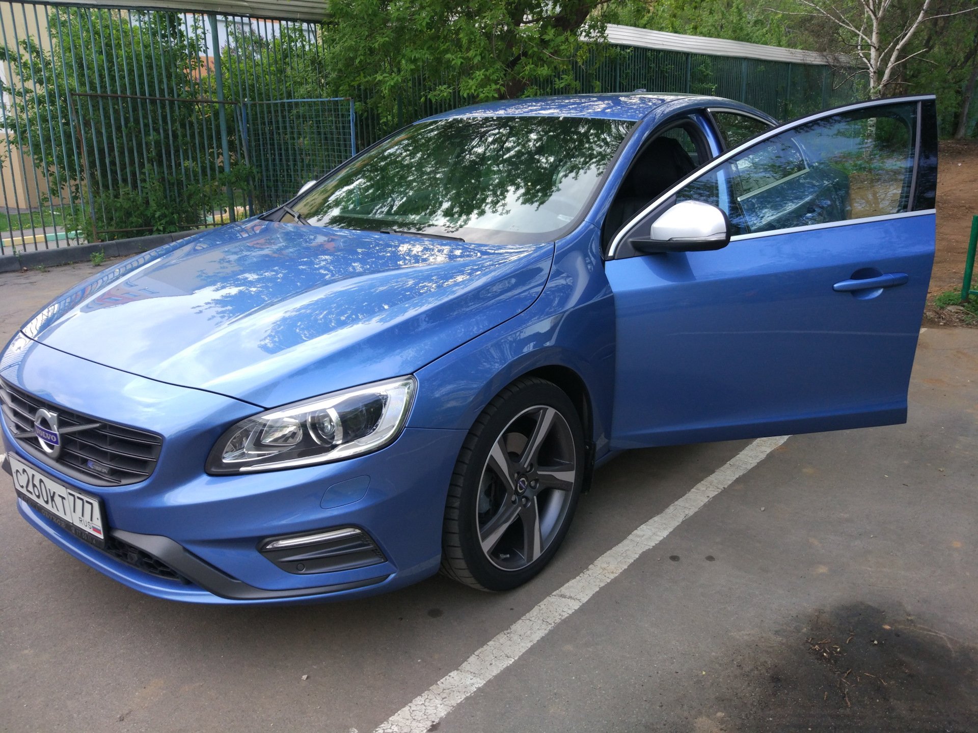 Синий 60. Volvo s60 синяя. Вольво s60 голубая. Вольво s60 синяя. Volvo s60 Blue r Design.