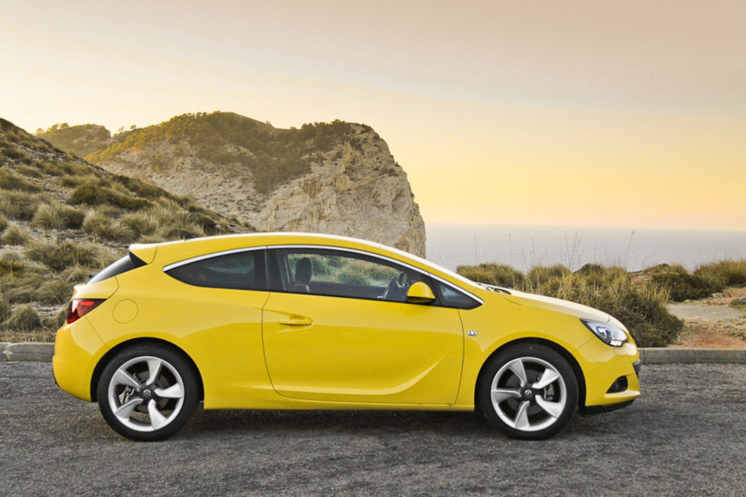 3 дверные машины. Opel Astra GTC. Opel Astra Yellow. Opel Astra желтая.