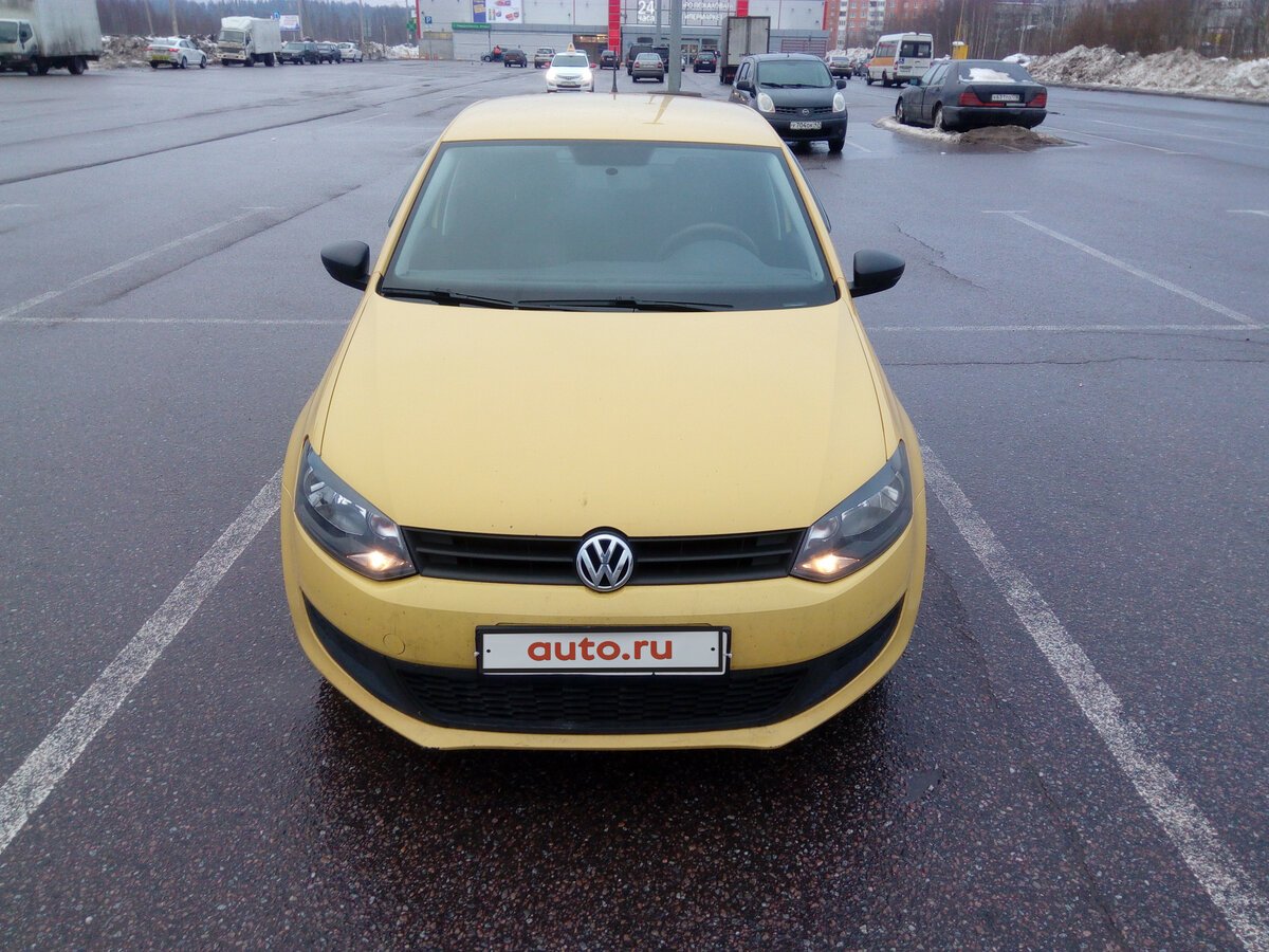 Volkswagen Polo желтый