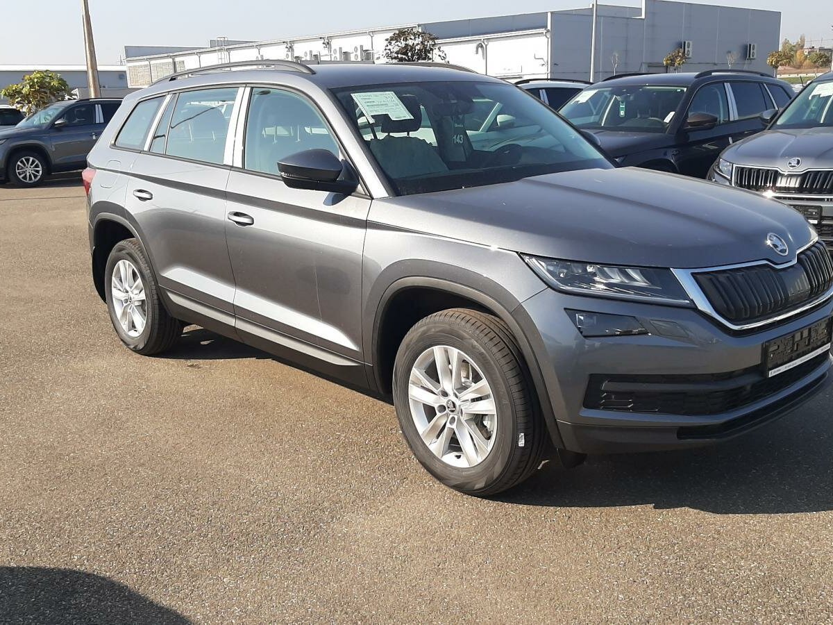 Шкода дизель 2019. Skoda Kodiaq 2016 — 2022 i серый. Skoda Kodiaq 2016 - 2022 i черный. Цвет платинум металлик. 265 45 21 Kodiaq