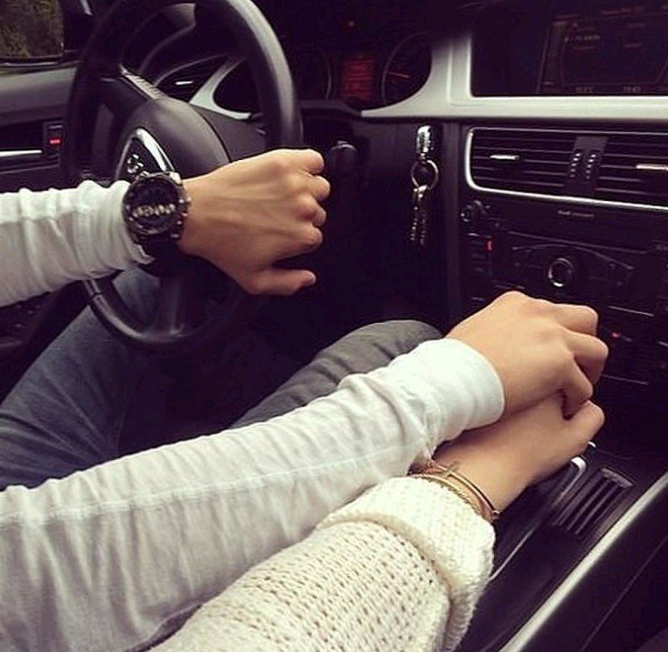 Две руки влюбленных в машине