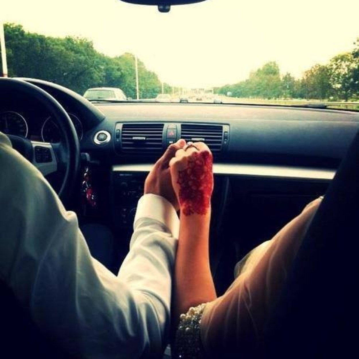 красивое фото рук в машине