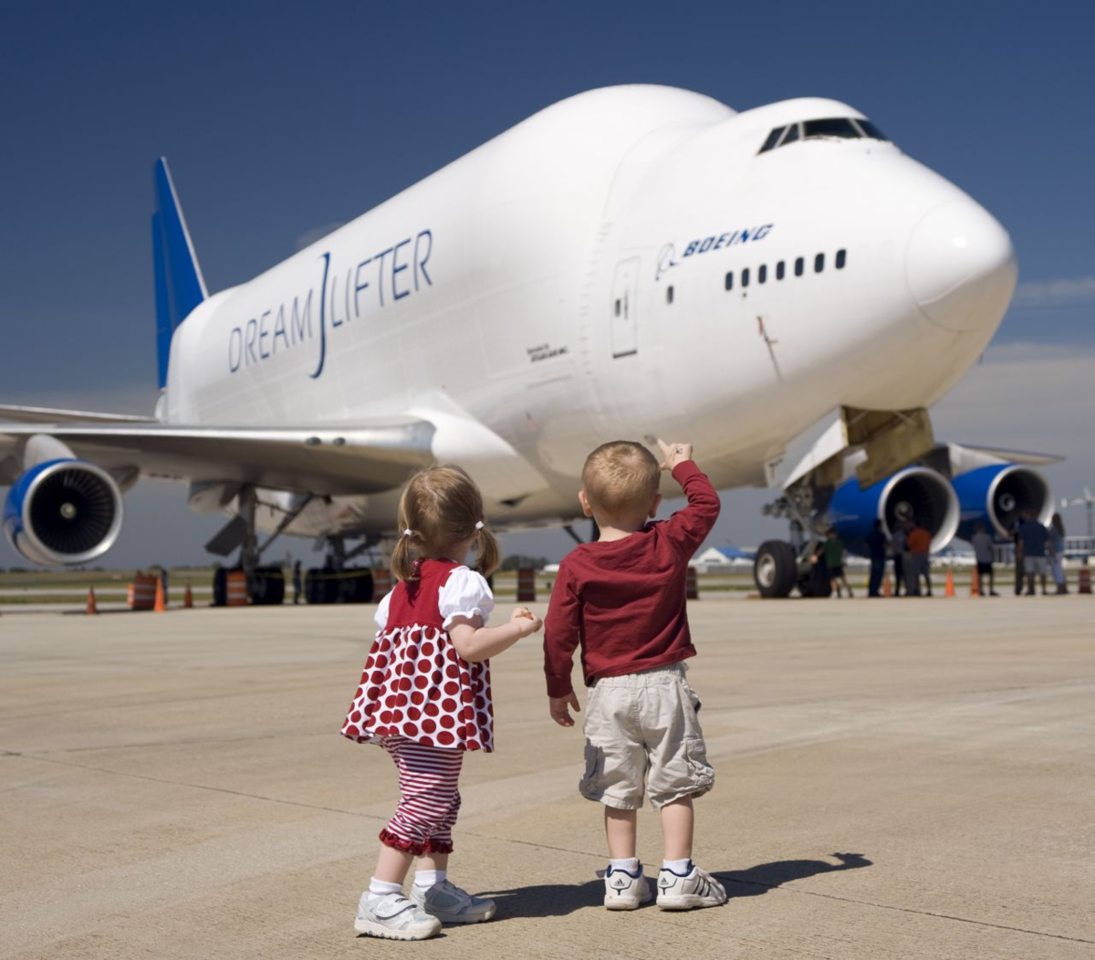 Самолет с маленьким ребенком. Самолеткдля детей. Самолет для дошкольников. Авиация для детей. Путешествие на самолете для детей.