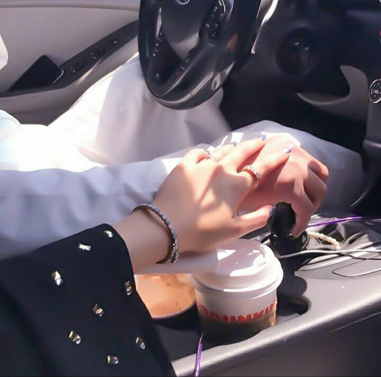 Кофе в руке в машине