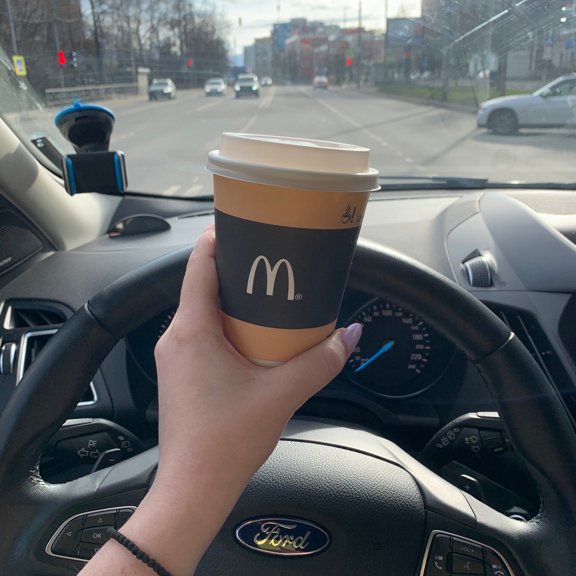 Красивые фото с кофе в руках в машине