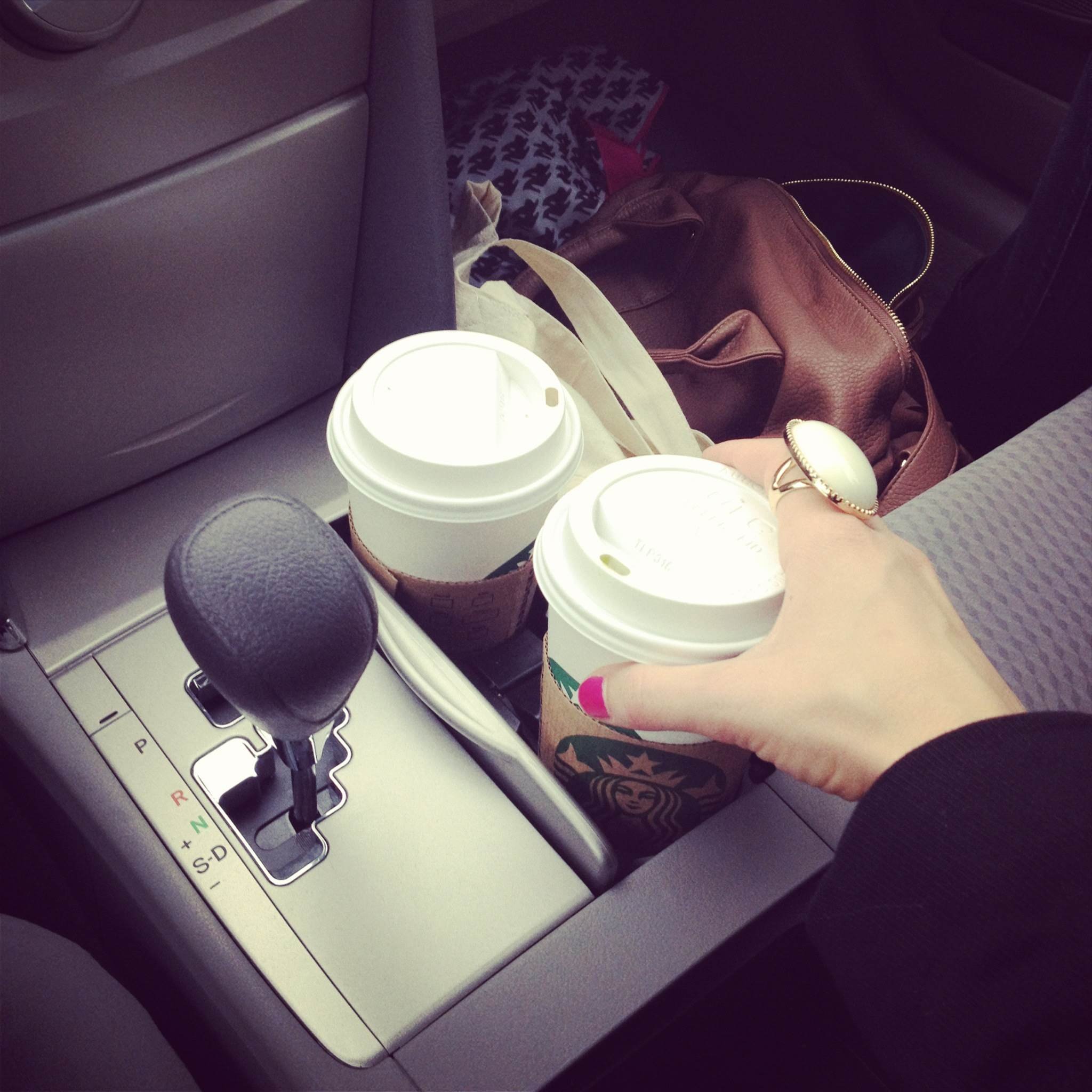 Девушка с кофе в автомобиле