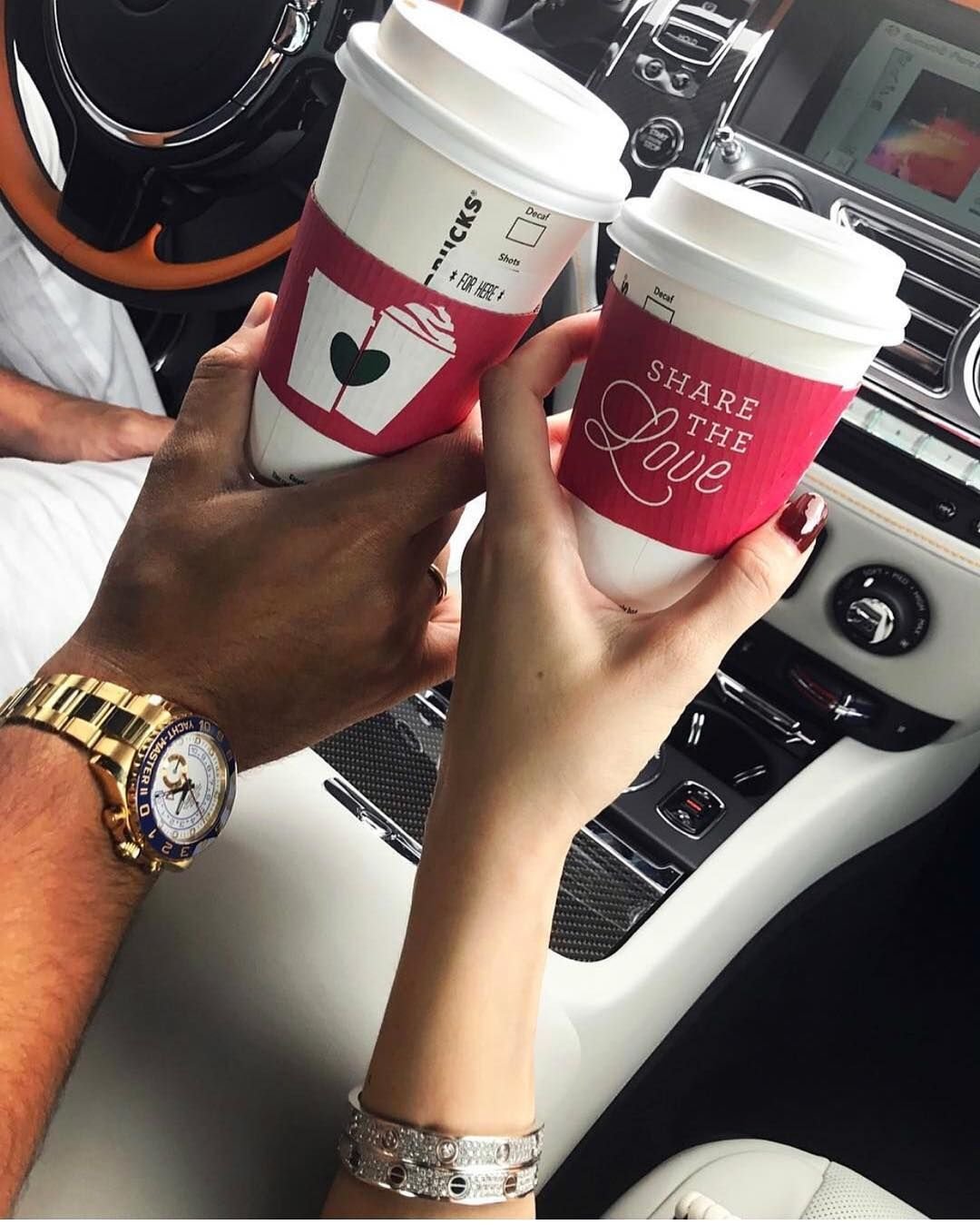 Кофе в руке у девушки фото в машине