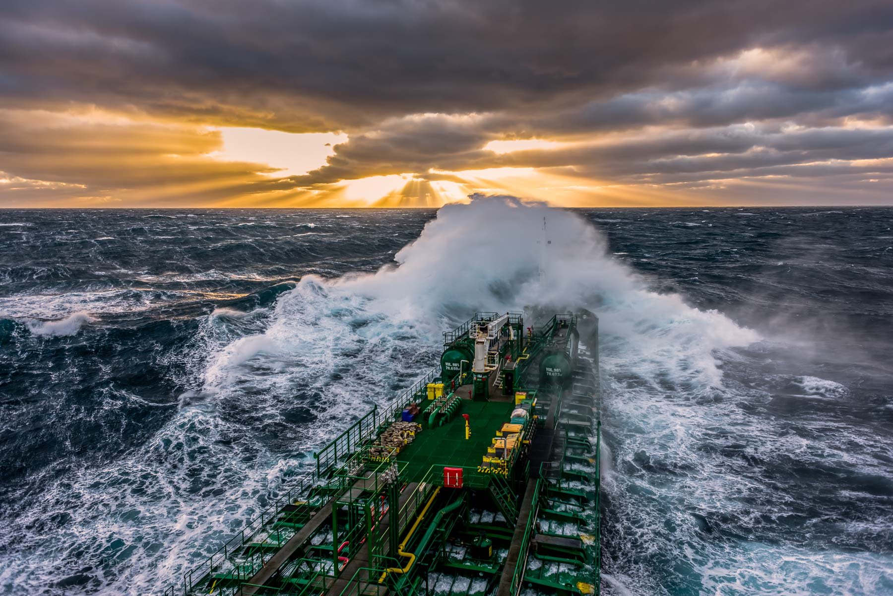 Корабли и огромные волны. Супертанкер в шторм. Море шторм. Корабль в Штормовом море. Огромные волны и корабль.