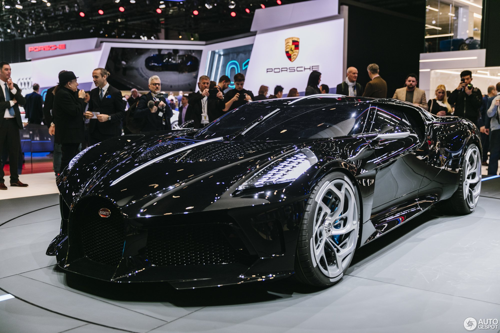 Самые дорогие машины в мире 2024 цены. Самая дорогая Бугатти Бугатти в мире. Машина Bugatti la voiture noire. Самый дорогой автомобиль: Bugatti la voiture noire. Бугатти Bugatti la voiture noire.