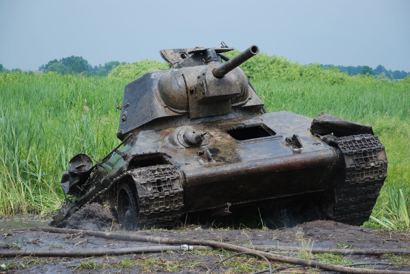 Танк т 34 бой. Танк т34. Танк т-34 в бою. Кладбище советских танков т-34 в Германии. Разбитый танк т 34 85.