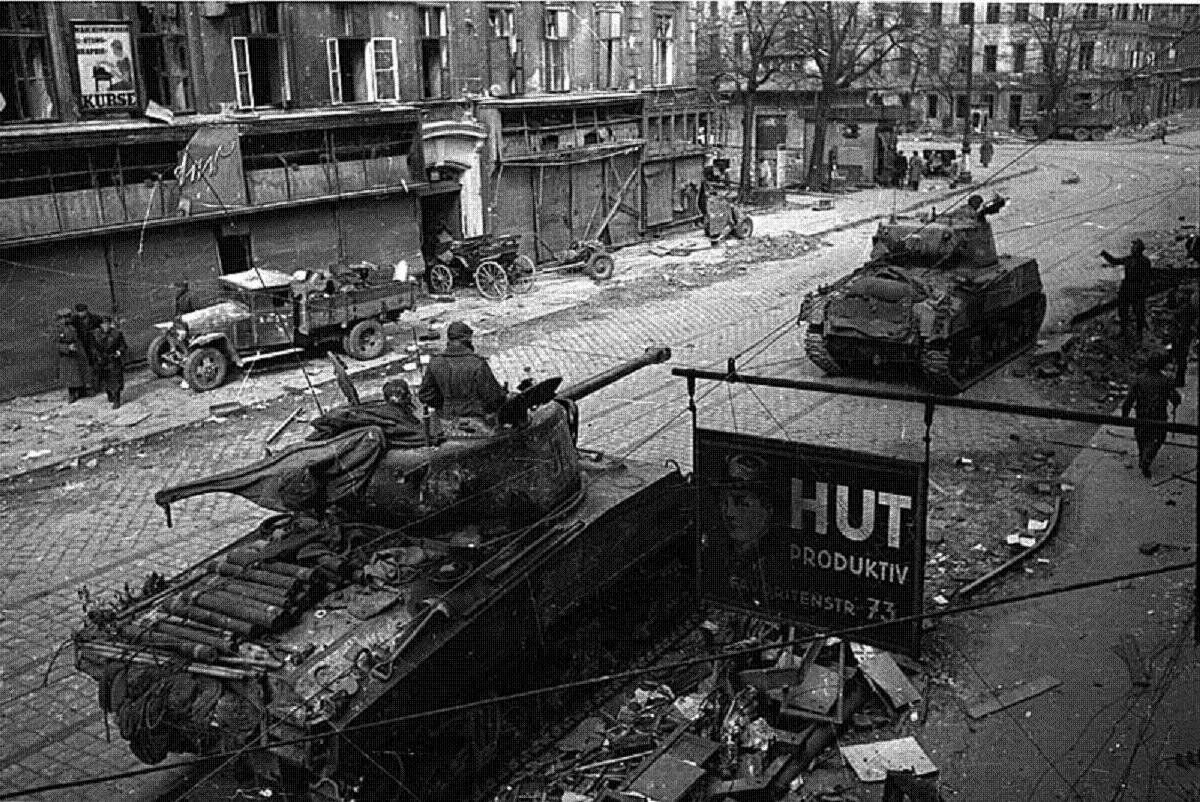 советский танк в берлине