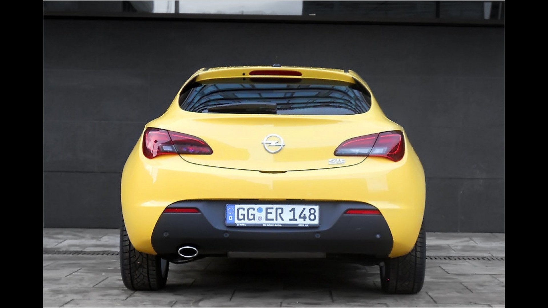 Opel большой. Opel Corsa зад.