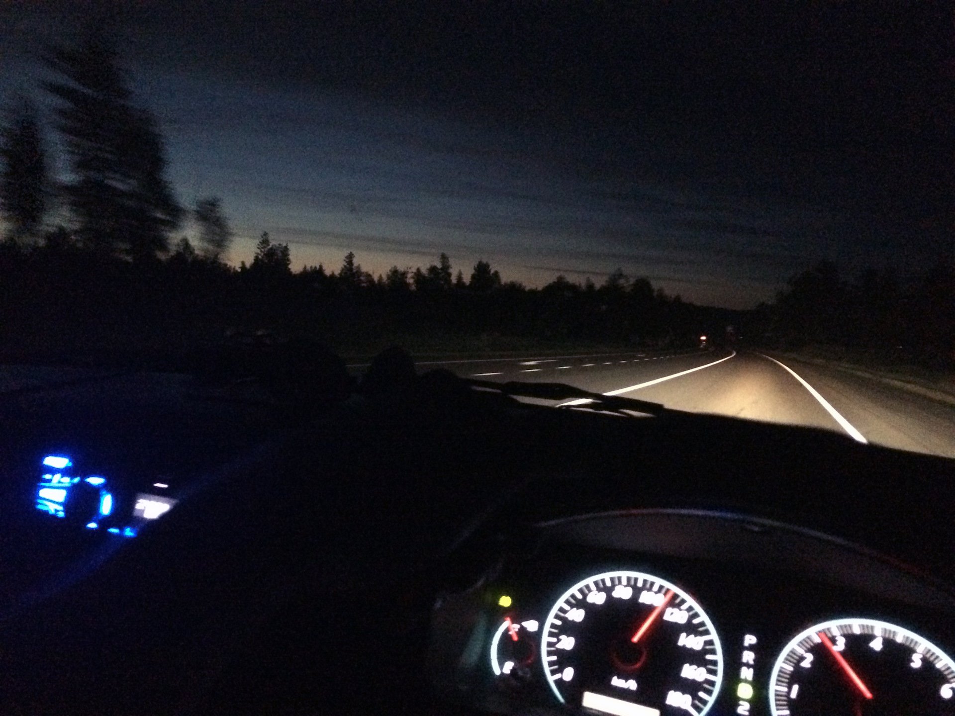 Вечер ехать дорога. Ночной вид из машины. Машина ночью на дороге. Вид с машины ночью. Ночная дорога из машины.