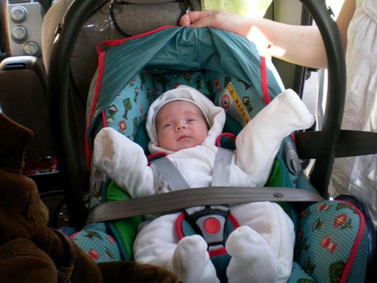 Грудные дети в машине. Коляска "малыш". Новорожденный в автокресле. Автокресло из роддома. Младенец в автолюльке.