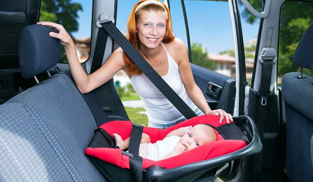 Можно ли ездить на машине летом. Детское кресло в машину. Детское автокресло в машине. Сиденье в машину для новорожденного. Автолюлька для новорожденных.